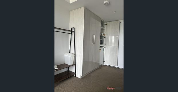 INNER CITY LIVING - FULLY FURNISHED STUDIO APARTMENT - Photo 1