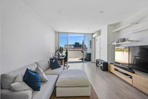 Modern & Stylish Top Floor Apartment - Photo 1