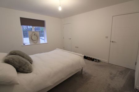 The Broadway, Haywards Heath, RH16 - Photo 3