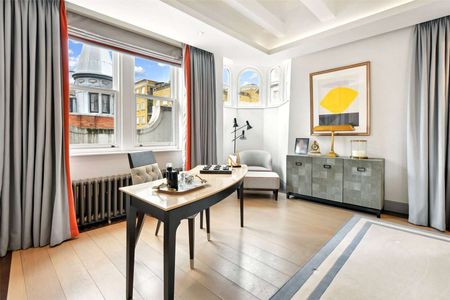 This exceptional three-bedroom duplex apartment is nestled in the heart of Covent Garden. - Photo 4