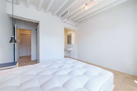 An ideal one bedroom apartment in a stylish converted warehouse. - Photo 3