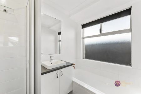 “Modern Comfort and Style in the Heart of Treeby” - Photo 3