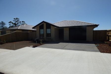 Charming 3-Bedroom Home with Low-Maintenance Gardens and Off-Street Parking - Photo 2