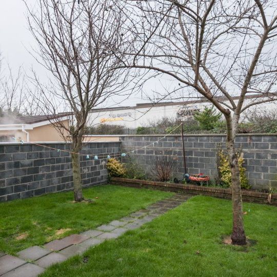 Room for rent in 5-bedroom house in Donaghmede, Dublin - Photo 1