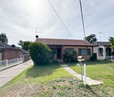 Four Bedroom Family Home - Close to it all! - Photo 6