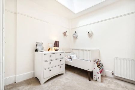 4 bedroom flat in Kensington - Photo 3