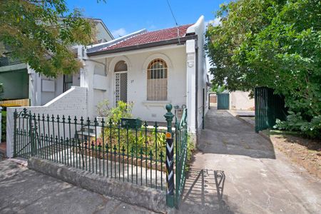 Charming Two-Bedroom House - Photo 5