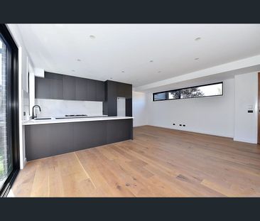 2/44 Elstone Avenue, Airport West, Vic 3042 - Photo 2