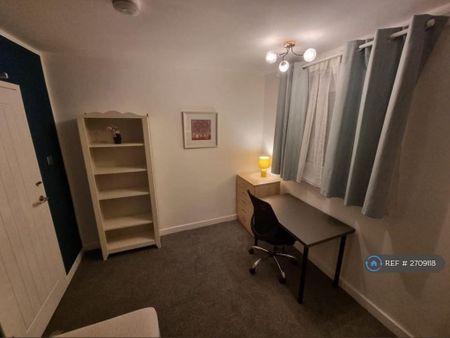 1 bedroom in a flat share to rent - Photo 2