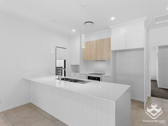 Two Bedroom Modern Townhome, Complex Pool, Ducted A/C - Photo 1