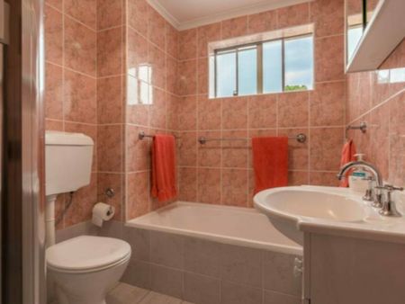 Cute & Cosy Unit in a Super Convenient Location! - Photo 5