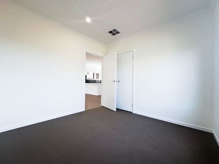 BRAND NEW 4 Bedroom Home with SOLAR PANELS! - Photo 4