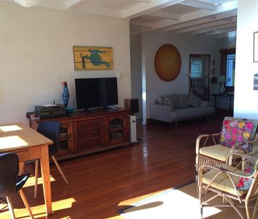 Central Sunny Cottage with sea views and privacy - Photo 3