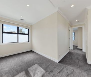 Stunning & Spacious Nearly New Townhouse in Oakleigh - Photo 4