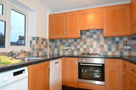 Rochfords Gardens, Slough, Berkshire,SL2 - Photo 3