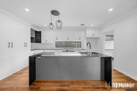 Stylish & Spacious Four Bedroom Family Home - Photo 5