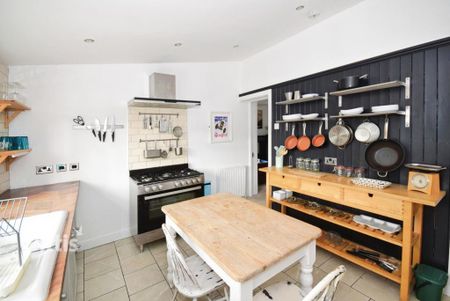 4 bedroom chalet to rent - Photo 2