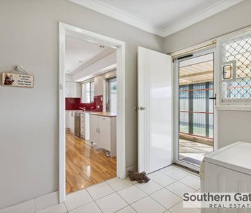 4 BEDROOM HOME WITH WORKSHOP - Photo 3