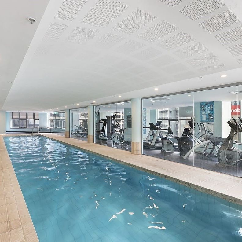 Fully Furnished & recently renovated in one of North Sydney's most convenient buildings - Photo 1