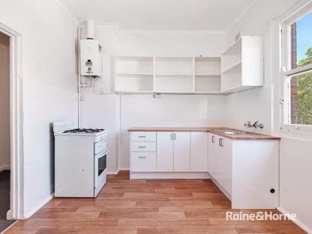 Apartment with 2 bedrooms & 1 bathroom - Photo 3