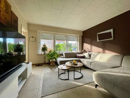 GELIJKVLOERS APPARTEMENT MET TWEE SLAAPKAMERS, TUIN EN GARAGE TE HUUR - Photo 2