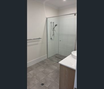 Beautiful 2-Bedroom Duplex in Family-Friendly Suburb - Photo 3