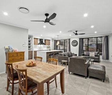 Modern Family Living with Ducted Air Con and Solar Panel System - Photo 5