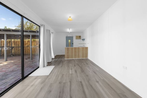 Beautifully renovated House with a renovated rear studio with Bathroom & Kitchenet - Photo 1