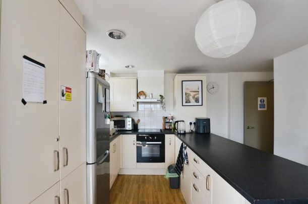 1 bedroom in a flat share to rent - Photo 1