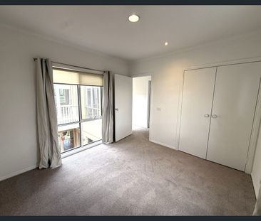 HUGE THREE BEDROOM HOUSE WITH GARDEN - Photo 5