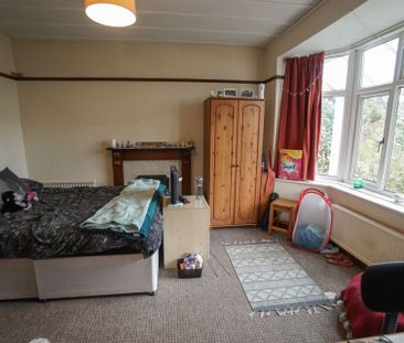 4 Bedroom House To Rent in Charminster - £2,100 pcm Tenancy Info - Photo 6