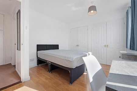 4 bedroom semi-detached house to rent - Photo 5