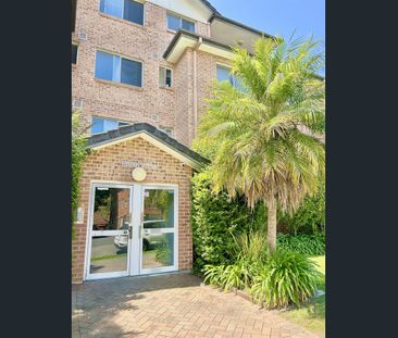 Immaculate Spacious Penthouse, Convenient & Quiet - Photo 4