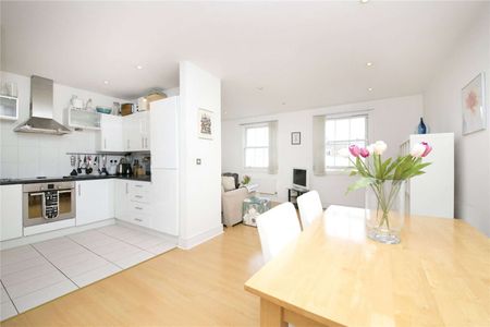 A large and bright two double bedroom top floor apartment in an excellent location just moments from Angel station. - Photo 2