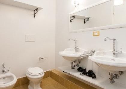 Center-Historic Jewish Quarter: Elegant apartment situated in beautiful Palazzo Nobiliare. Entrance, spacious living with original wood frescoed ceilings, large modern dining and kitchen, 4 bedrooms, 4 Baths, small terrace. #1527