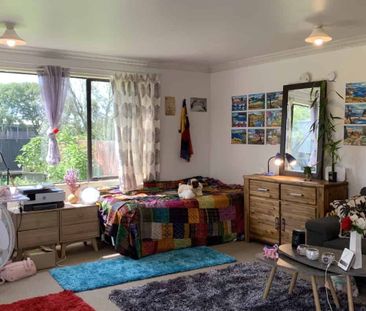 Spacious studio private unit with a garage. - Photo 1