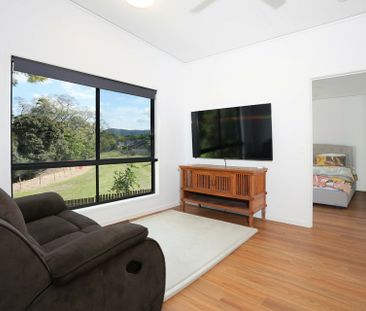 5 BEDROOM HOME WITH FREE STANDING ONE BEDROOM GRANNY - Photo 2