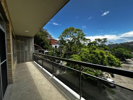 Stunning 3-Bedroom Duplex with Leafy Outlook - Brand New Renovation&excl; - Photo 3