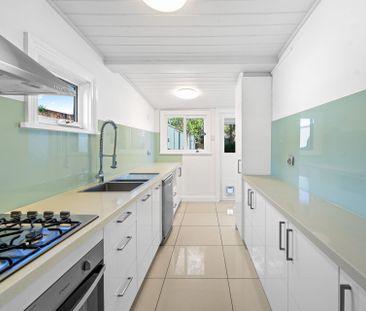 Freestanding Croydon Home with Character, Light & Space - Photo 2