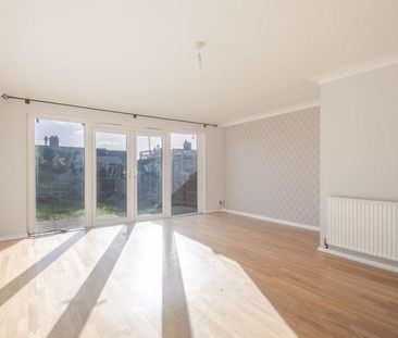 3 bedroom end of terrace house to rent - Photo 2