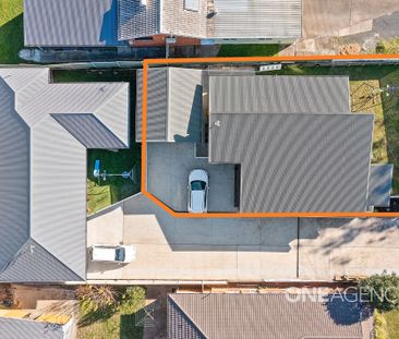 STYLISH FAMILY LIVING IN WEST NOWRA - Photo 4