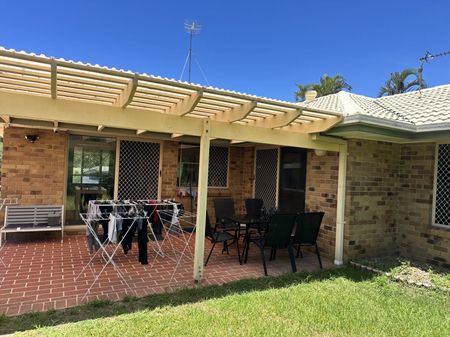 Master Bedroom + Ensuite in Parkwood, walking distance to uni! - Photo 2