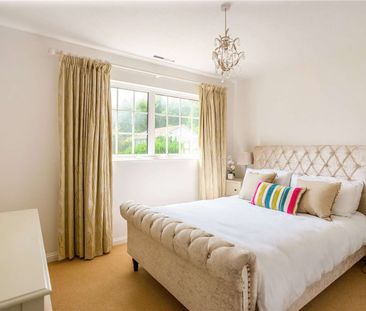 Beautifully presented family home in this sought after village - Photo 5