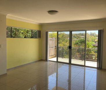 Spacious&comma; Modern Townhouse - Photo 3