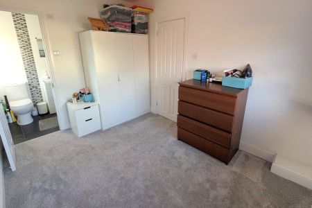 4 bedroom semi-detached house to rent - Photo 5