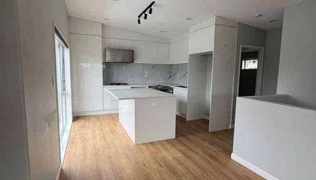 Modern design 4 bedroom house with outdoor decking - Photo 3