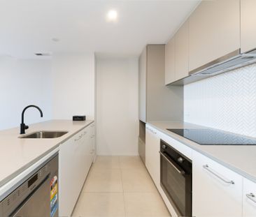 Modern 1 Bedroom Apartment In The Heart Of Greenway - Photo 3