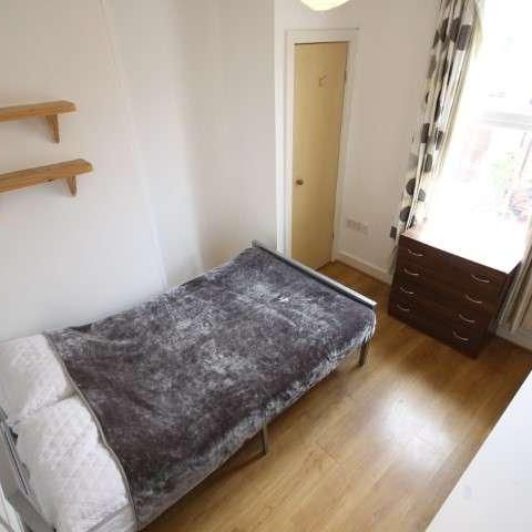 Delph Mount, Woodhouse, Leeds, LS6 - Photo 1