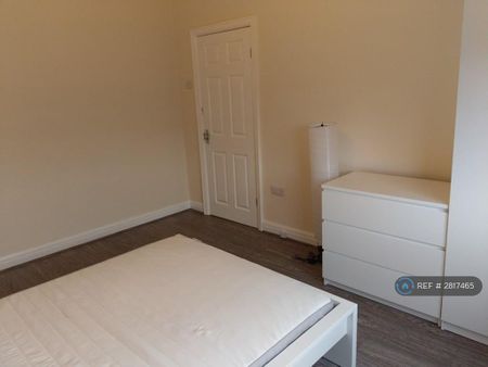 4 bedroom semi-detached house to rent - Photo 2