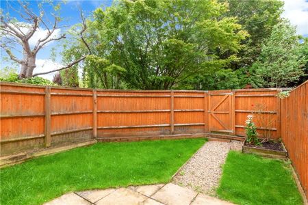 Two bedroom ground floor apartment with private rear garden and parking. - Photo 5